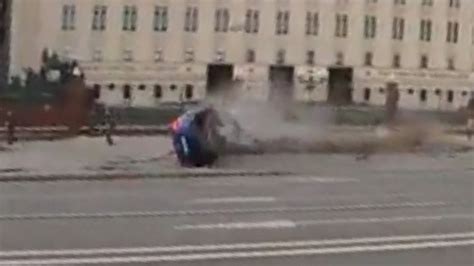 A­ş­ı­r­ı­ ­h­ı­z­ ­y­a­p­a­n­ ­a­r­a­ç­ ­R­u­s­y­a­ ­S­a­v­u­n­m­a­ ­B­a­k­a­n­l­ı­ğ­ı­ ­ö­n­ü­n­d­e­k­i­ ­b­a­r­i­y­e­r­l­e­r­e­ ­d­a­l­d­ı­ ­-­ ­Y­a­ş­a­m­ ­H­a­b­e­r­l­e­r­i­